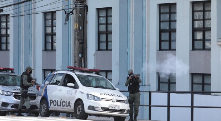 Após atos violentos em protesto no Recife, OAB-PE sugere câmeras acopladas nos uniformes da Polícia Militar