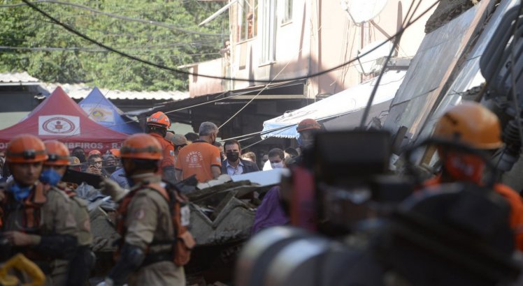 Polícia ouve dono de prédio que desabou no Rio de Janeiro