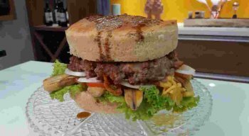 Receita de hamburguer tamanho família preparada pelo chef Rivandro França