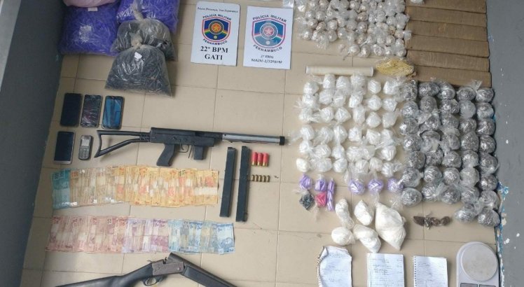 PM apreende dinheiro, drogas, armas e munições durante operação em Surubim e Casinhas