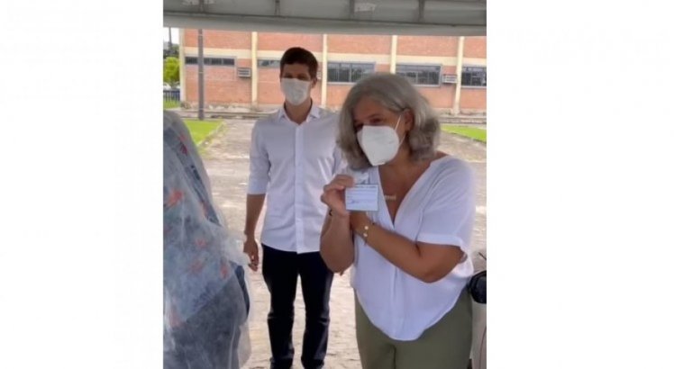 VÍDEO: Viúva de Eduardo Campos, Renata Campos recebe vacina contra covid-19 ao lado do filho, prefeito do Recife