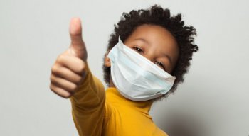 Crianças devem usar máscara, explica médico