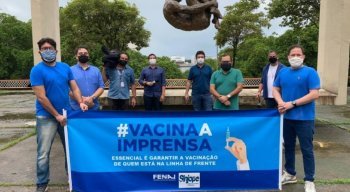 Jornalistas fazem protesto pedindo vacinação contra a covid-19
