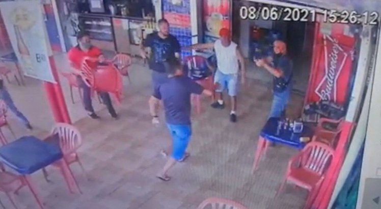 Homem ataca PMs com faca e é alvejado a balas em bar; veja o vídeo