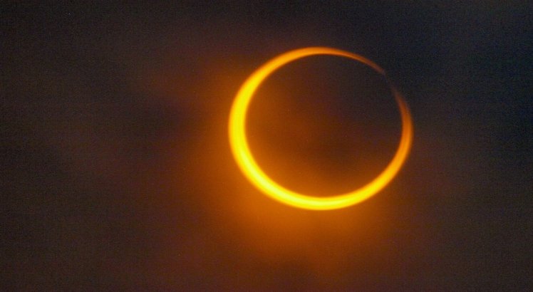 Assista AO VIVO eclipse desta quinta-feira (10) em imagens incríveis; Anel de fogo só é visto a olho nu no norte do globo terrestre