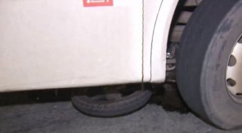 O casal que estava na moto ficou embaixo do ônibus após o acidente