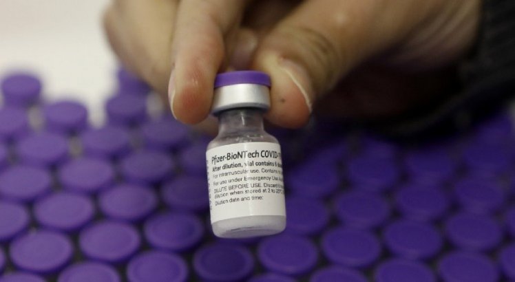 Pfizer pedirá autorização para aplicar terceira dose de vacina contra covid-19
