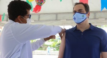 Governador Paulo Câmara foi vacinado contra a covid-19