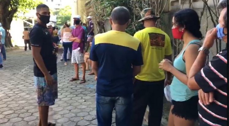 Saque do auxílio emergencial: Longas filas são registradas em agência da Caixa na Zona Norte do Recife