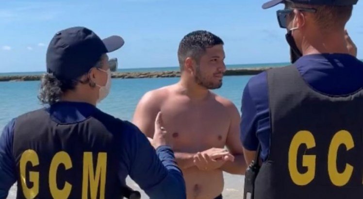 VÍDEO: Deputado do Ceará descumpre decreto em praia de Pernambuco, debocha de guardas e é levado para a delegacia