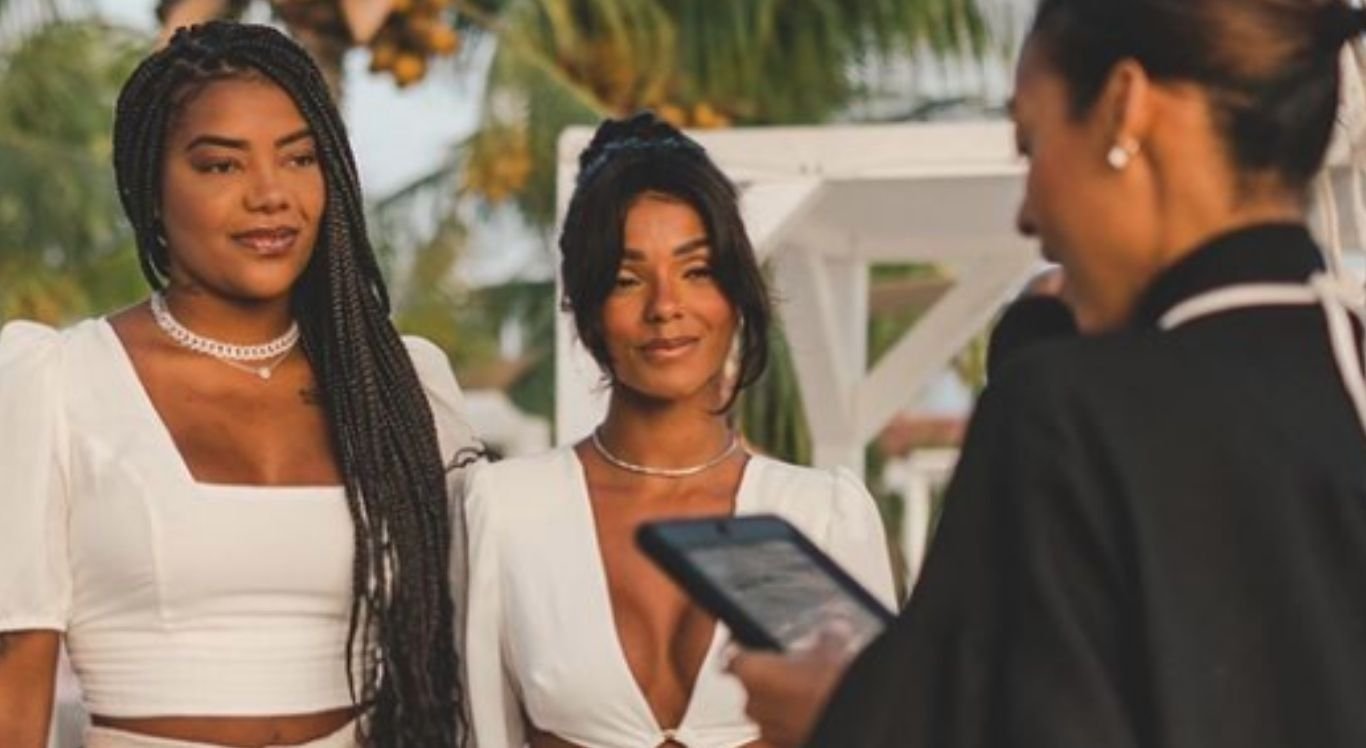 A cerimônia também contou com o casamento da mãe da cantora