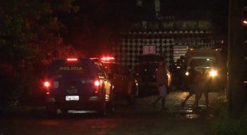 Ao perceber a chegada da polícia, os suspeitos tentaram fugir e atiraram contra os PMs.