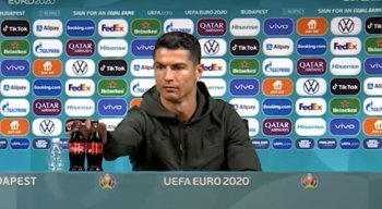 Ao dar entrevista coletiva, Cristiano Ronaldo retirou as garrafas de Coca-Cola de sua frente