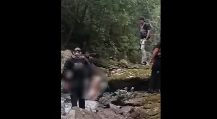 As imagens mostram pai, mãe e filha deixando uma mata fechada, em Edilândia (GO), pelo leito de um rio