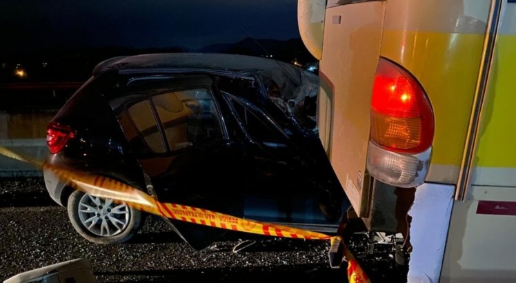 Em acidente, motorista de micro-ônibus morre prensado entre veículos
