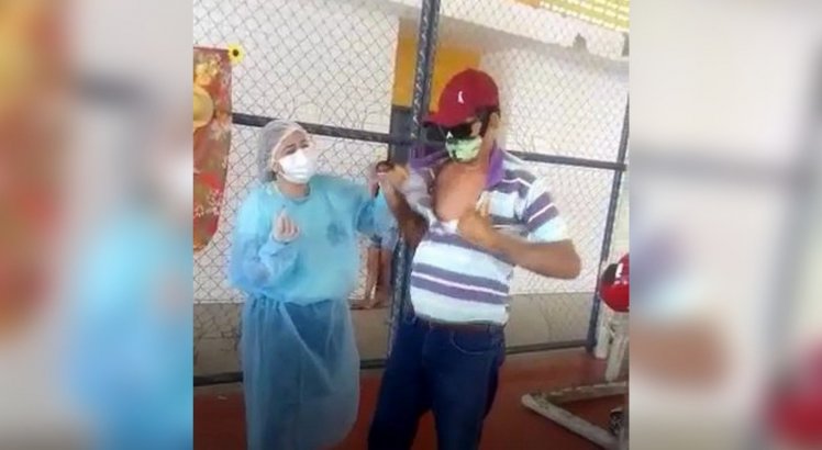 Com pressa para se vacinar, agricultor rasga a camisa para receber imunizante contra Covid-19; veja o vídeo