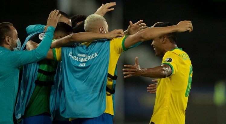 Confira a narração dos gols da goleada do Brasil pra cima do Peru na voz de Roberto Queiroz