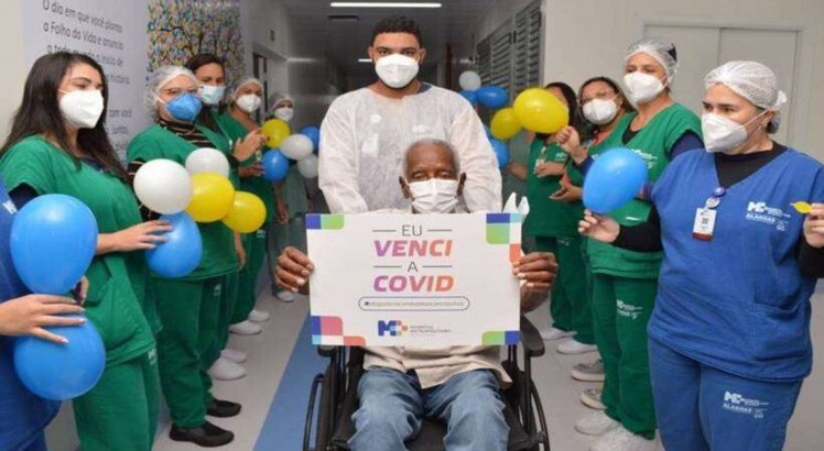Após perder dois filhos para a Covid-19, idoso de 115 anos recebe alta hospitalar; veja o vídeo