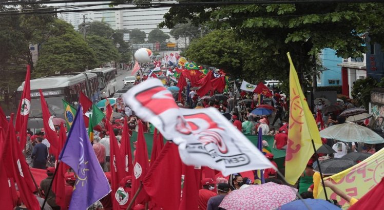 Manifestantes protestam contra Bolsonaro no Recife, apesar de recomendação do MPPE sobre aglomerações