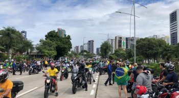 Apoiadores do presidente Jair Bolsonaro na Avenida Agamenon Magalhães, um dos principais corredores do Recife