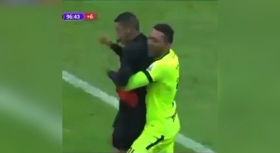 Goleiro do Tolima abraça áribro ao celebrar título colombiano
