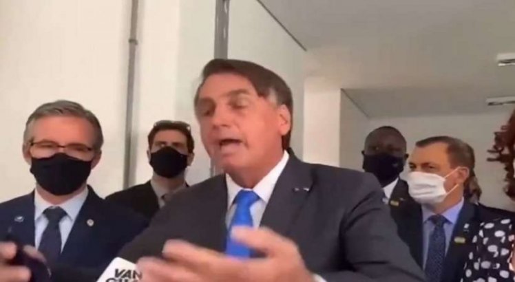 Jair Bolsonaro tira máscara em entrevista e manda repórter calar a boca; veja vídeo