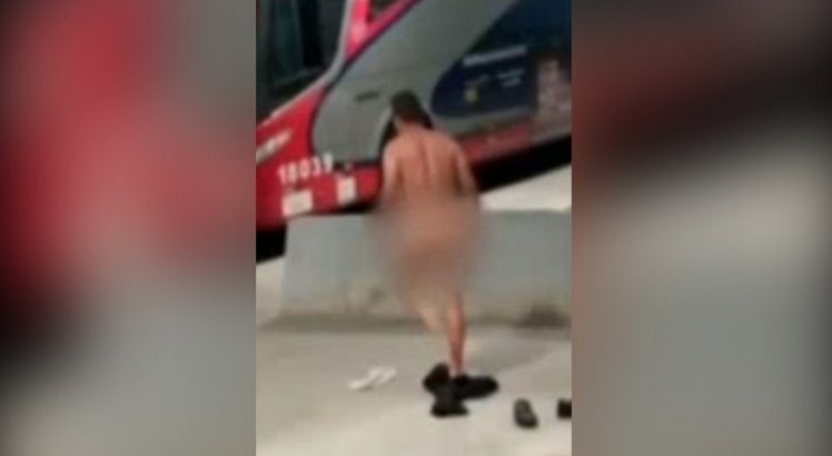 Homem fica nu em rodoviária, tenta subir em ônibus e é detido; veja o vídeo