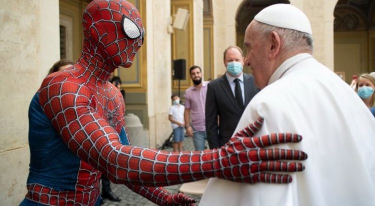 Vestido de homem aranha, fiel entrega máscara de super herói ao Papa; veja vídeo