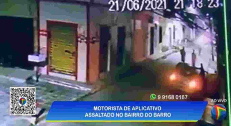 Vídeo: motorista de aplicativo que aguardava passageiro é assaltado por dois homens no Barro, Zona Oeste do Recife