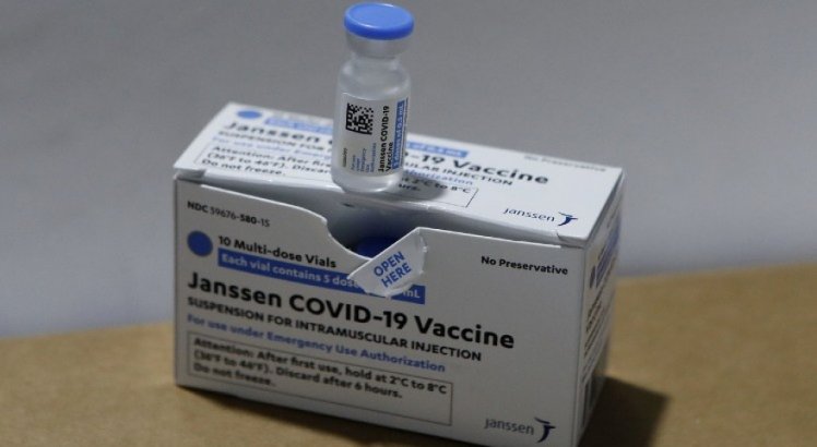 Mais 942 mil doses da vacina da Janssen chegam ao Brasil; vacinação segue lenta