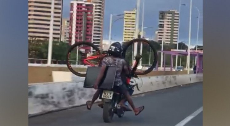 Homem é preso após ser flagrado em cima de moto depois de furtar TV e bicicleta; veja o vídeo