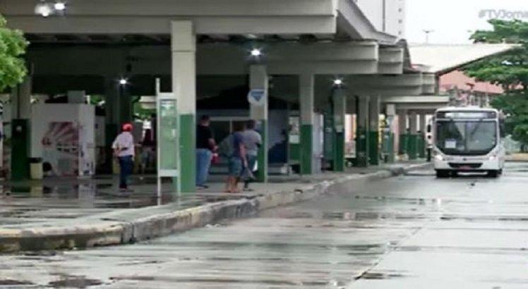 Adolescente ateia fogo em mulher trans em terminal rodoviário no Recife