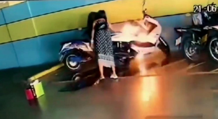 Mulher toca fogo na moto de ex-namorado avaliada em R$ 155 mil; veja o vídeo