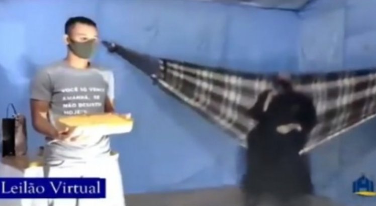 Vídeo de padre leiloando lasanha na rede viraliza; relembre o caso