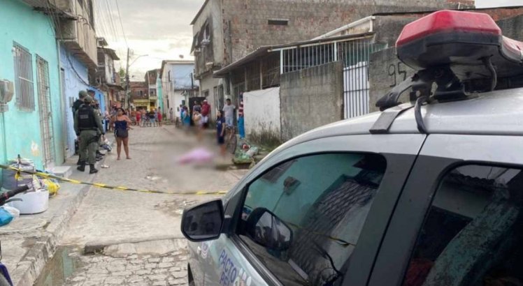 Homem é morto a tiros durante passeio de bicicleta com filhos no Recife; criança de 3 anos é baleada
