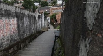 O padrasto da mulher, que prefere não se identificar, mora no andar de cima e ouviu os gritos.