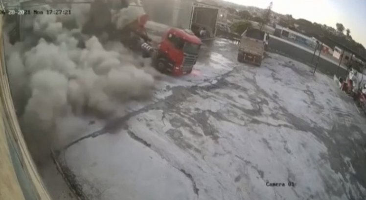 Carreta com cimento explode em galpão; veja o vídeo