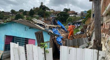 O muro de contenção caiu e destruiu uma casa no bairro de Caixa D'água, em Olinda