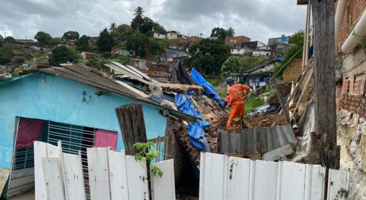 Muro desaba após não aguentar pressão das chuvas e destrói casa em Olinda