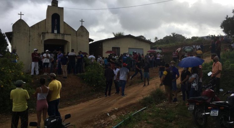 Parentes e amigos se despedem de funcionária da Câmara de Vereadores de Vitória de Santo Antão morta a tiros