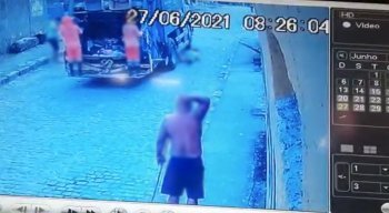 A mulher foi atropelada pelo caminhão de lixo em Camaragibe