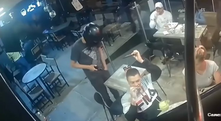 Homem mantém a calma e come frango frito enquanto é assaltado; veja o vídeo