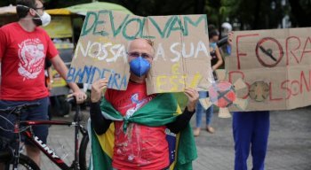 Manifestantes contra Bolsonaro voltam a usar bandeira do Brasil