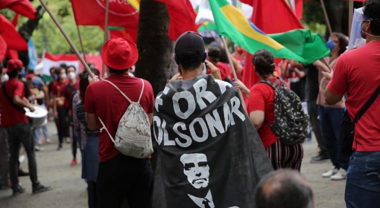 Manifestantes usaram cartazes para protestar contra Bolsonaro
