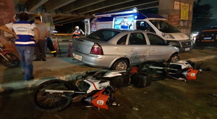 Motorista com sinais de embriaguez perde controle e bate em carros da Lei Seca no Recife