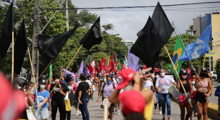 Manifestantes protestam no Recife defendendo impeachment de Bolsonaro, democracia e cobrando vacinas