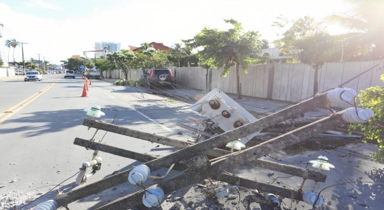 Motorista causa acidente e deixa região sem energia no Grande Recife