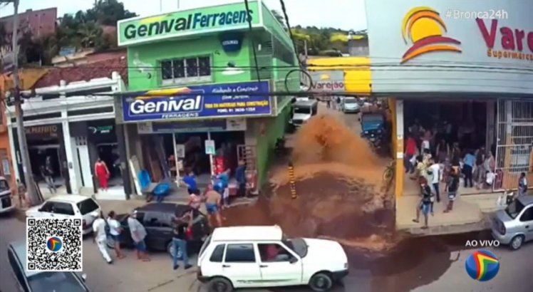 Cano estoura, água jorra com força e inunda rua no centro de Bom Jardim; veja vídeo