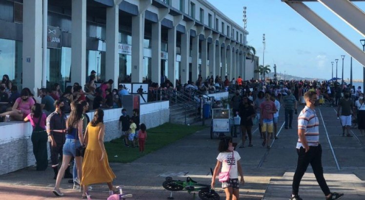 Pandemia: Recife Antigo tem aglomerações no domingo; bares são interditados em vários bairros