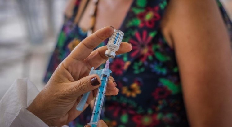 Vacinação contra Covid-19 em Caruaru é ampliada para pessoas com 39 anos ou mais; saiba como agendar